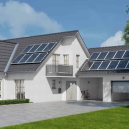 Wohnhaus mit Solarpanelen auf dem Dach.