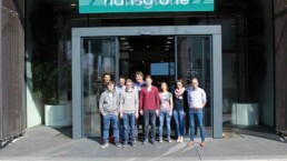 Gruppenfoto von Auszubildenden vor Hansgrohe Gebäude